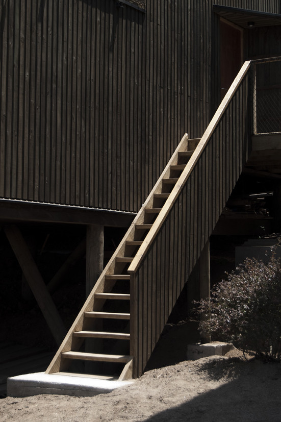 Hostal La Ritoqueña — cubierta metálica y estructura de pino en detalle, arquitecto Alejandro Soffia